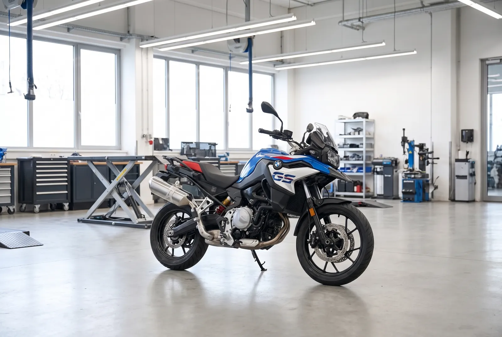 Ein Forumsmitglied durfte die neue F 800 GS (2025) als Leihmaschine fahren, während die eigene F 650 GS Twin in der Werkstatt stand. Ein Erfahrungsbericht zu Sitzposition, Fahrkomfort und der Frage nach passendem Schutz.